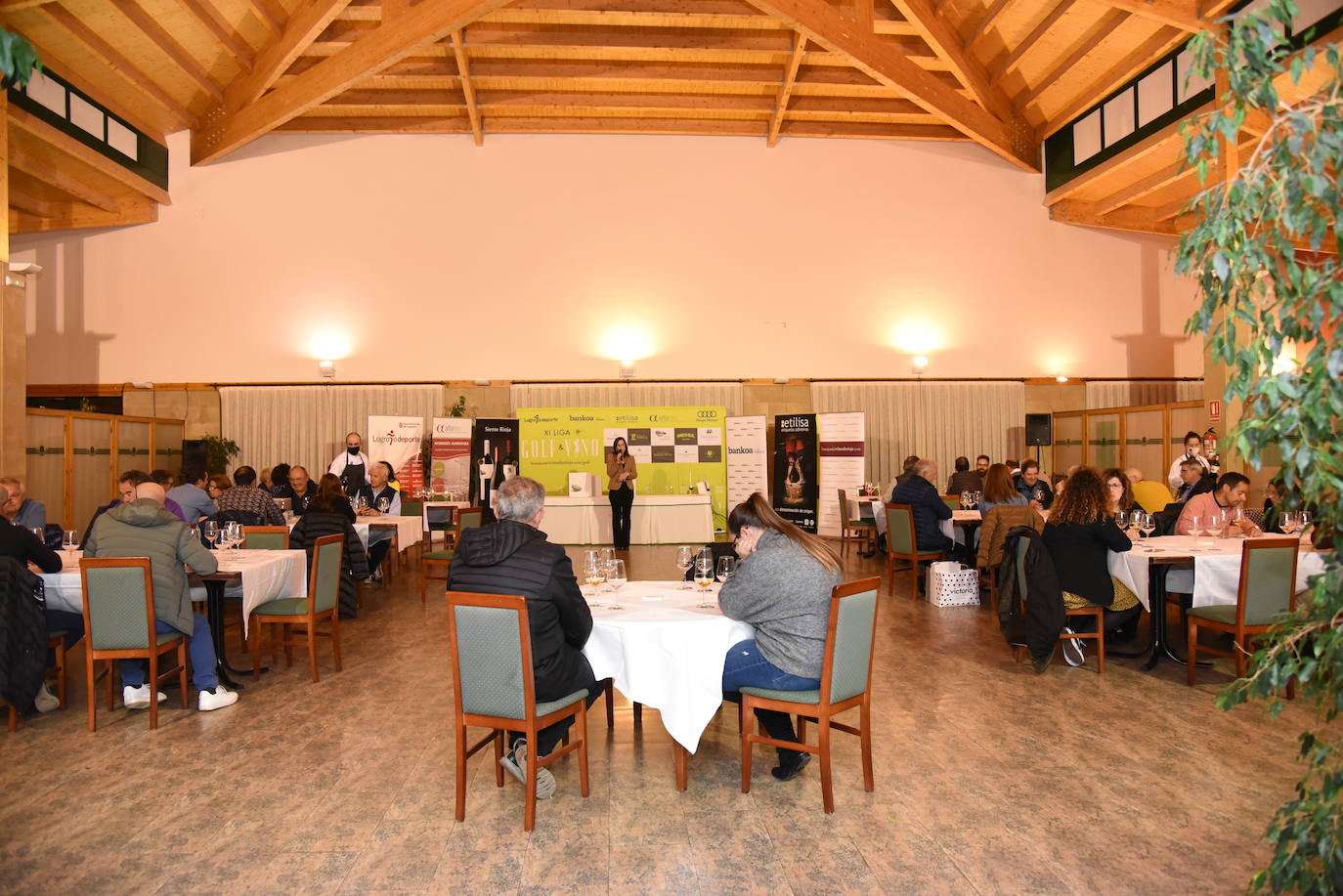 Los participantes en el torneo Finca Valpiedra, de la Liga de Golf y Vino, disfrutaron de la cata de dos caldos de Finca Valpiedra.