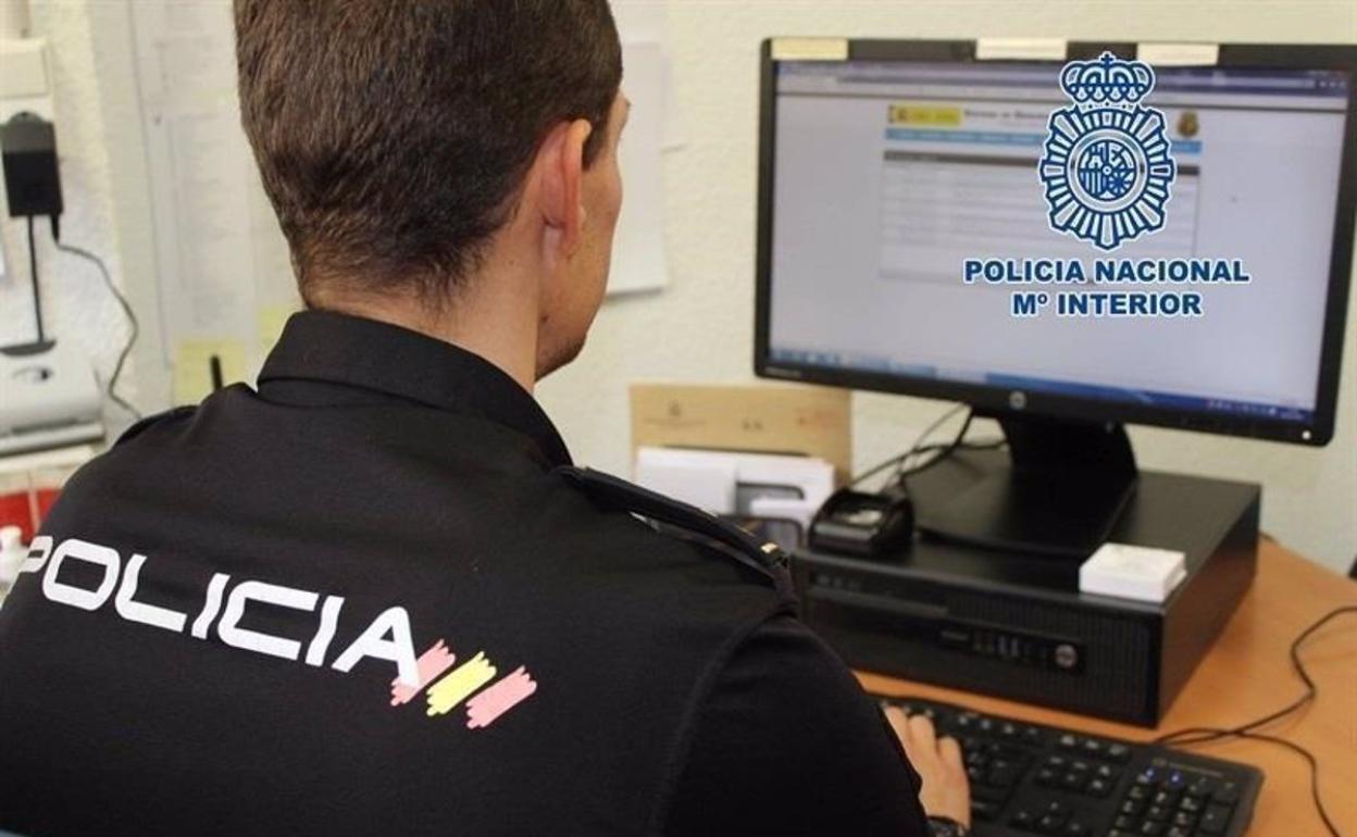 Un policía realiza una consulta en una base de datos. 