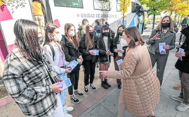 Alba se dirige a los universitarios. 