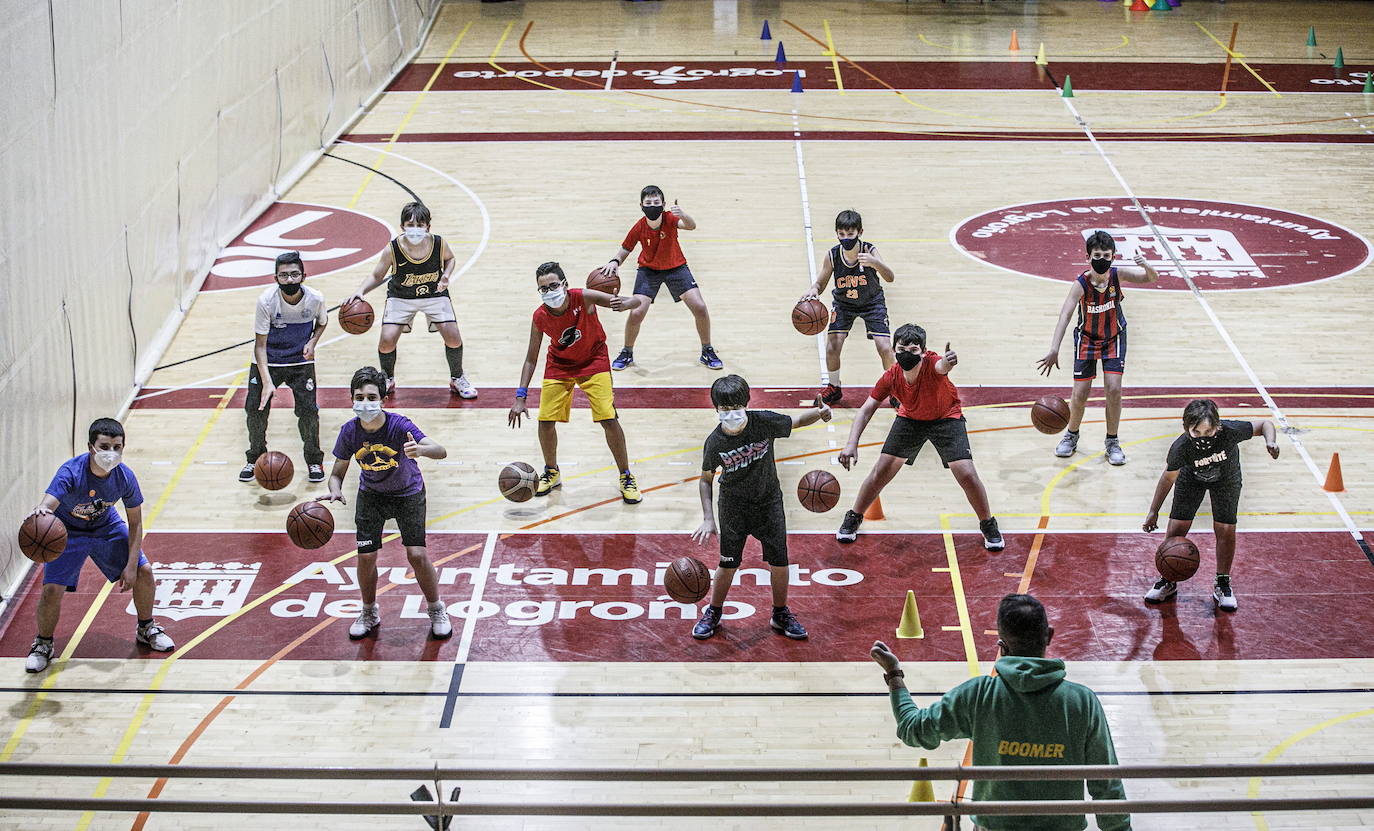 Un entrenamiento de baloncesto. 