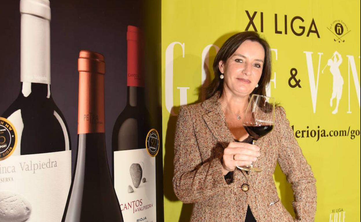 Leticia Villegas posa con una copa de vino. 