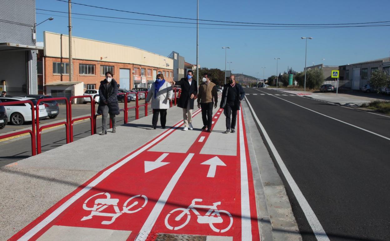 La reforma ha ampliado las aceras, habilitado el carril bici y reforzado el desgastado pavimento de la vía. 