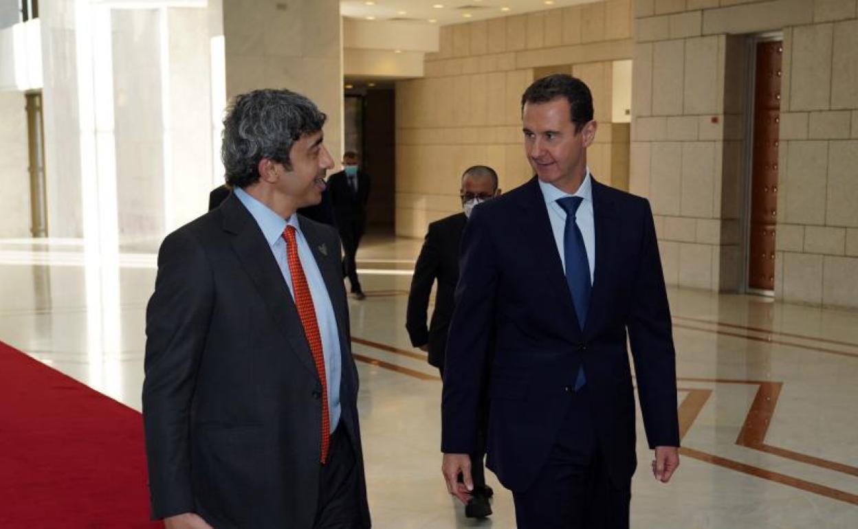 El ministro de Exteriores de Emiratos Árabes Unidos, Abdullah bin Sayed, junto a El-Asad en Damasco.