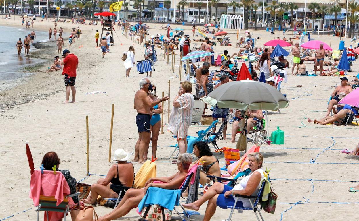 Turistas en una playa de Benidorm, en una imagen de archivo. 