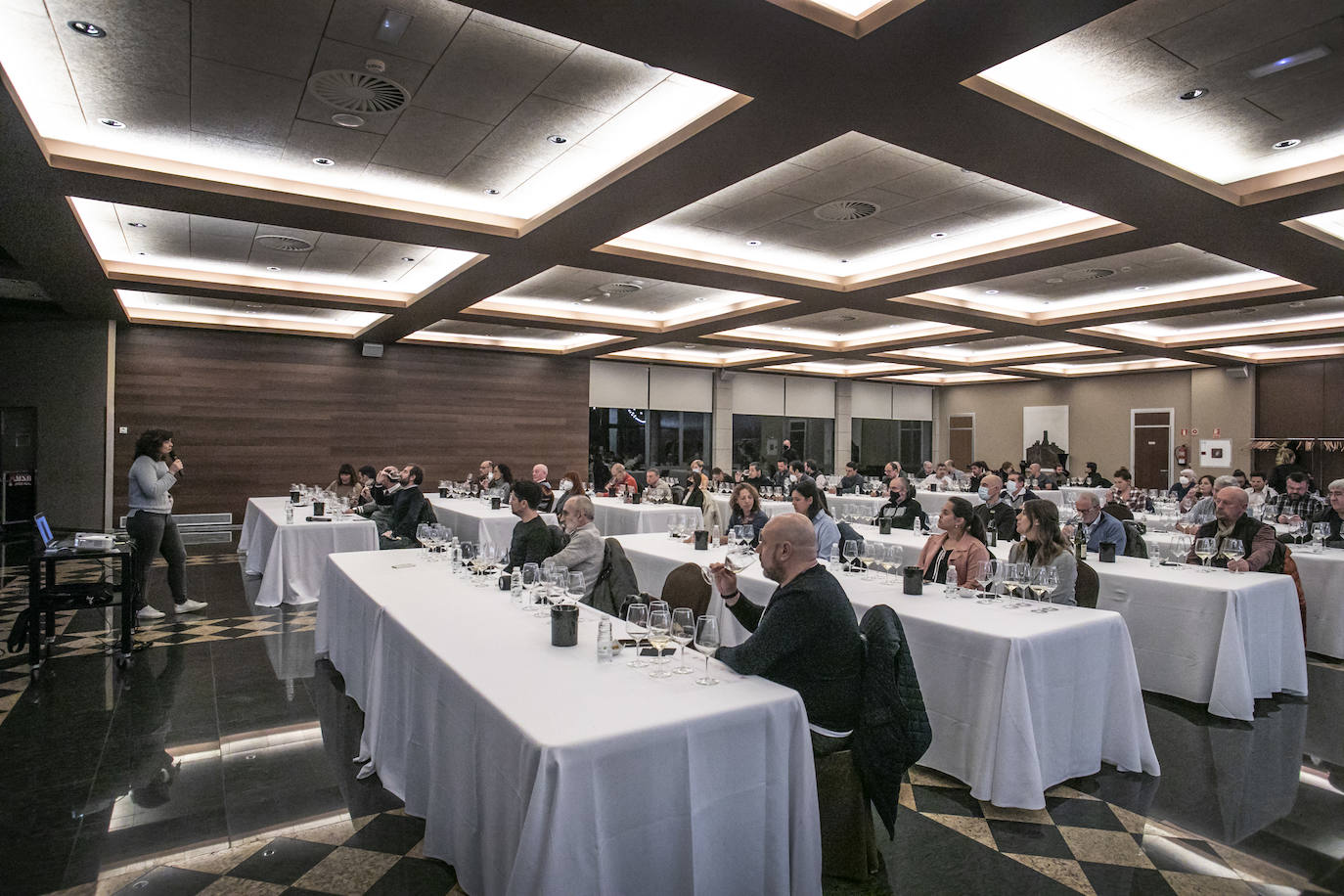 Janire Moraza presentó para el club de catas de lomejordelvinoderioja.com una buena muestra de la colección de vinos de la bodega familiar de San Vicente. 