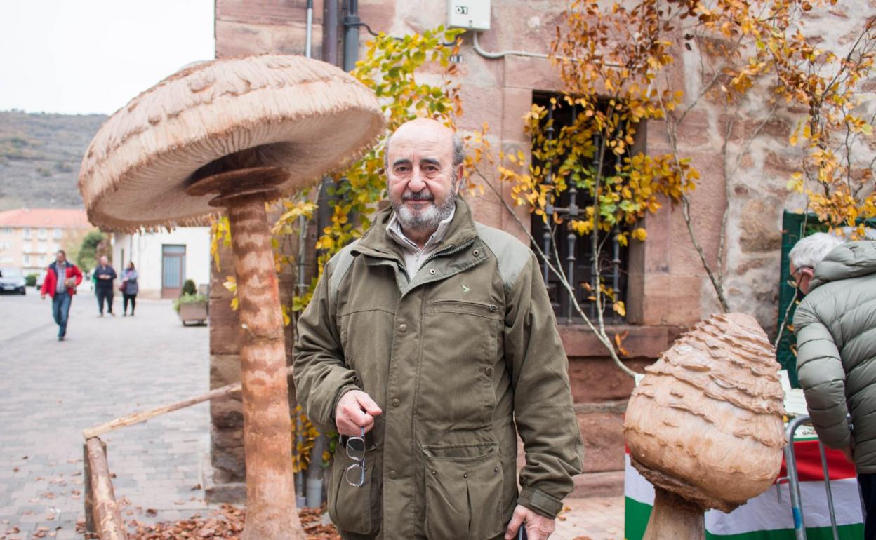 Carmelo Úbeda, junto a la decoración de las jornadas micológicas de Ezcaray. 