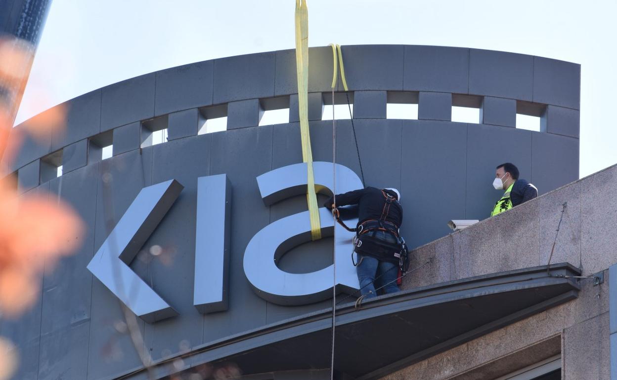 Imagen de archivo del cambio de la rotulación de la oficina principal de Bankia en Logroño, tras la fusión de la entidad con CaixaBank. 