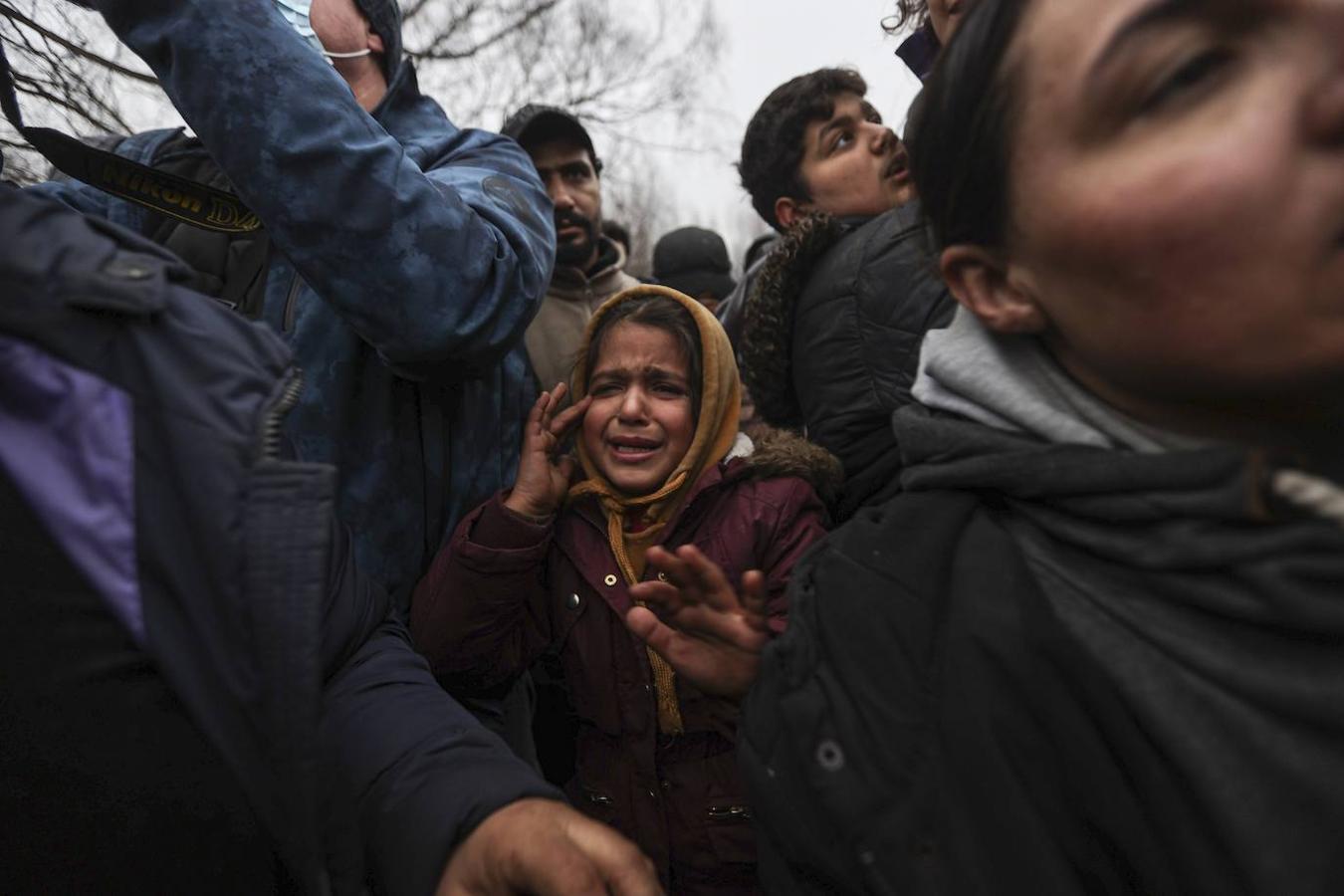 Una menor llora en la frontera con Polonia mientras aumenta la tensión en la zona