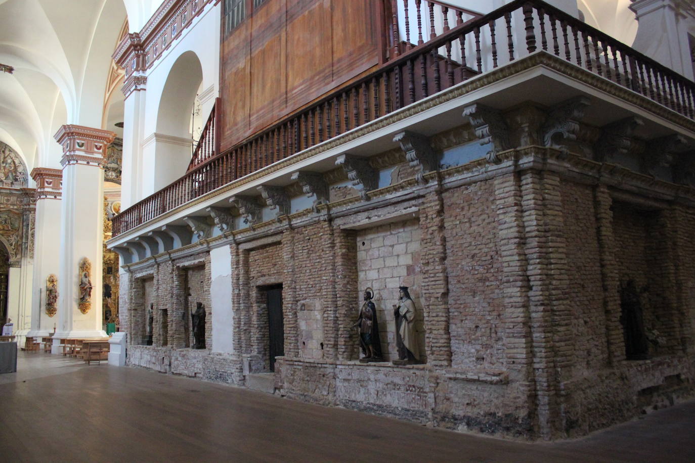 Fotos: El templo alfareño de San Miguel plantea acondicionar un paseo turístico bajo sus cubiertas