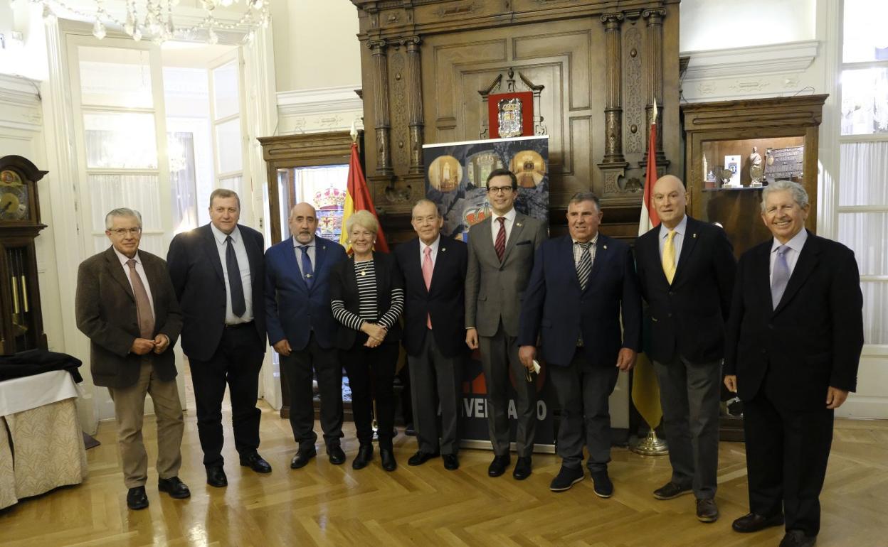Javier Gracia, en el centro, junto a José Antonio Rúperez, presidente del Centro Riojano de Madrid, y otros miembros de la institución. 