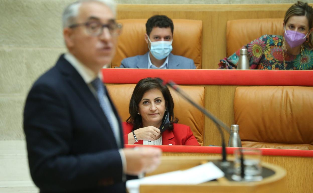 Garrido, en un pleno del Parlamento ante la mirada de Andreu. 