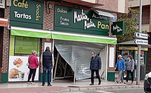 Esta mañana los calagurritanos miraban con sorpresa el estado en el que había quedado la entrada del comercio.