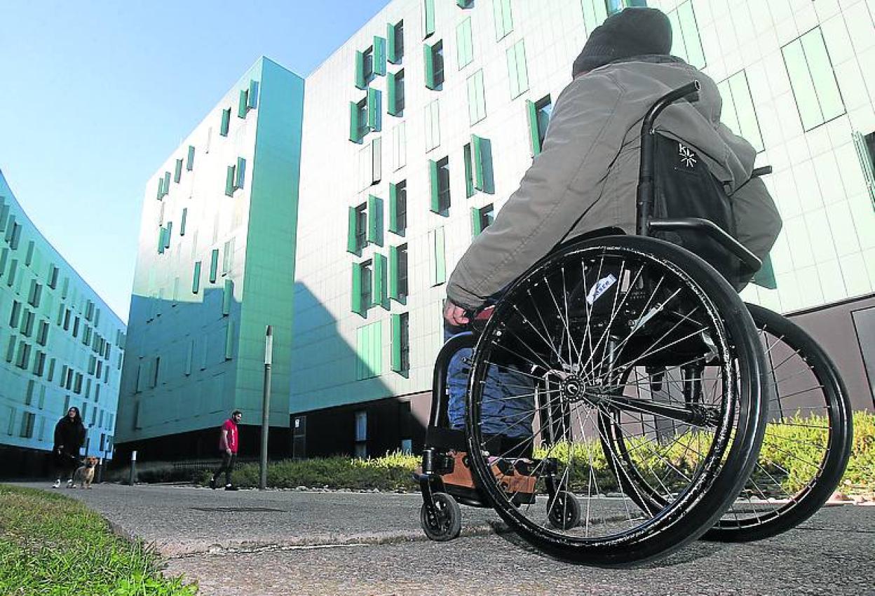 Iván fotografiado en uno de los desniveles donde se ha caído. 