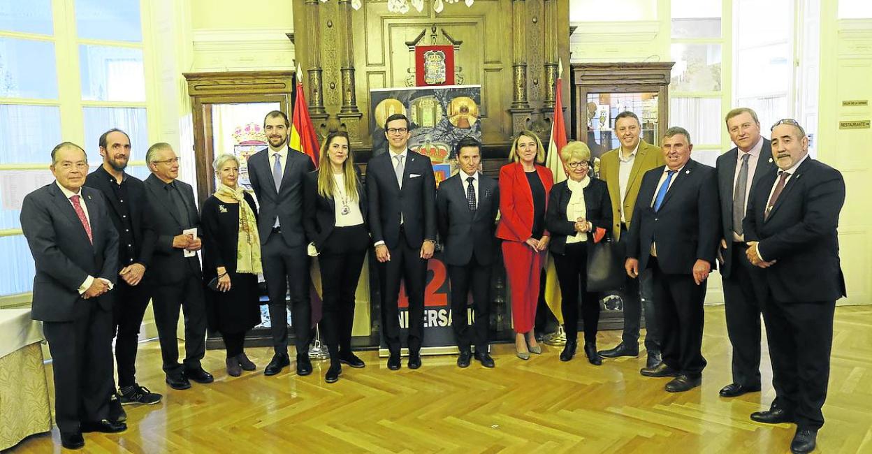 Los premiados y reconocidos por el Centro Riojano de Madrid junto al presidente de la entidad.