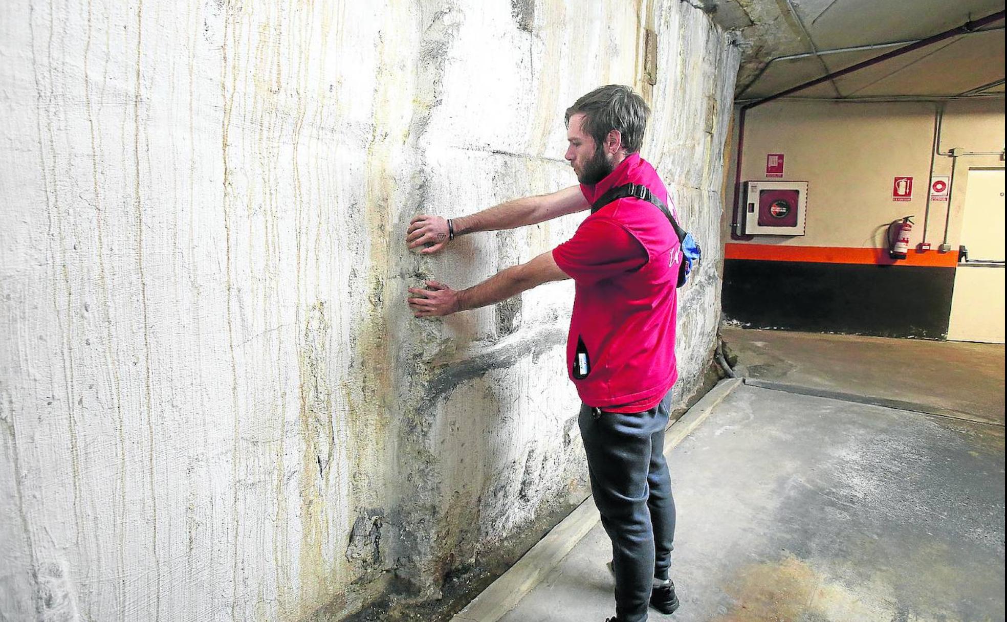 Mikel mostrando la humedad en los garajes y varios trasteros tras la última inundación. 