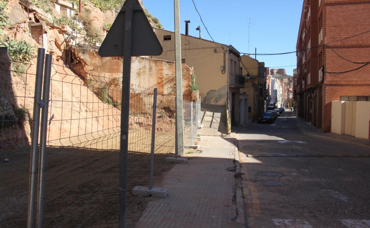 El derribo del muro y dejar diáfanos los solares para las casetas de obra han sido las primeras labores. 