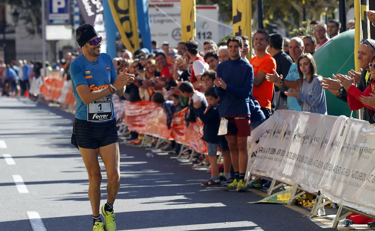 Miguel Ferrer cruza la meta de la Maratón Ciudad de Logroño.