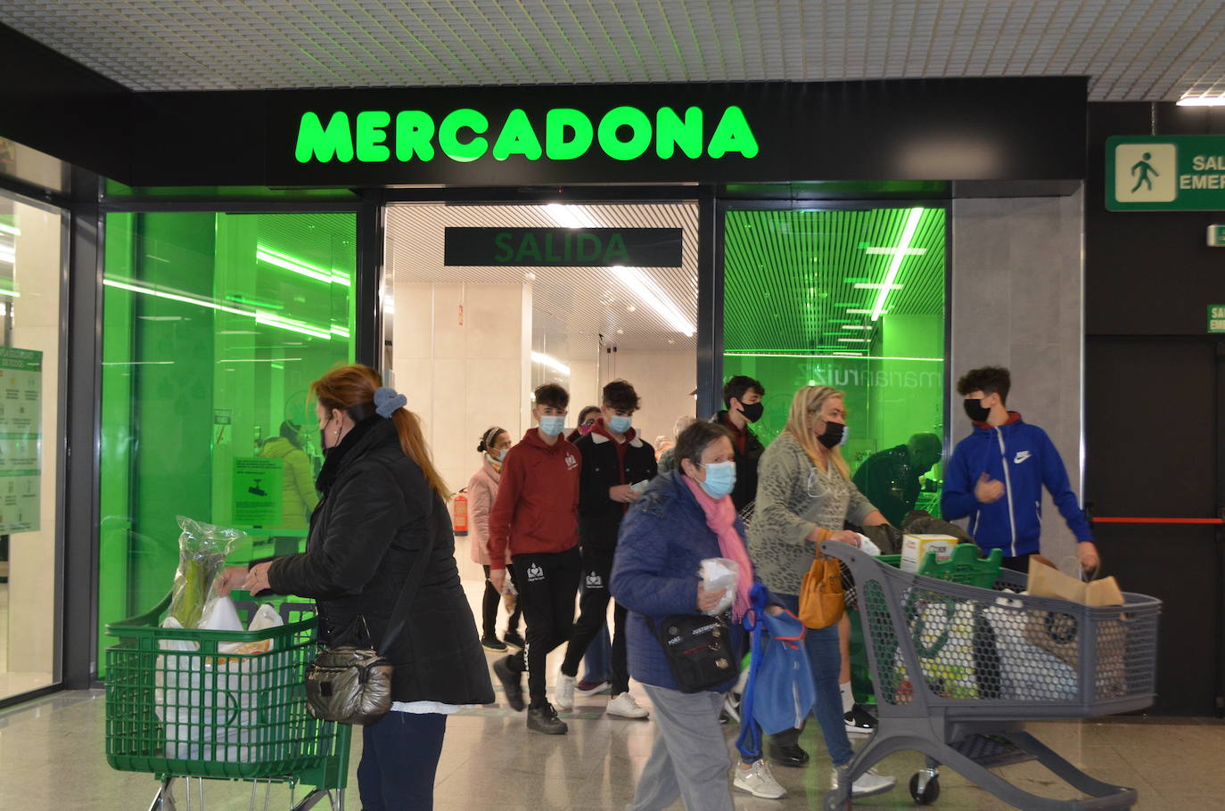 Fotos: Mercadona abre en el centro comercial ARCCA