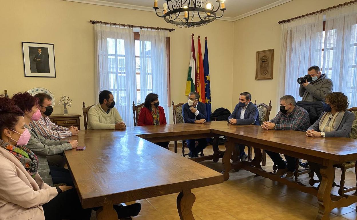 Andreu con los responsables municipales en San Asensio. 