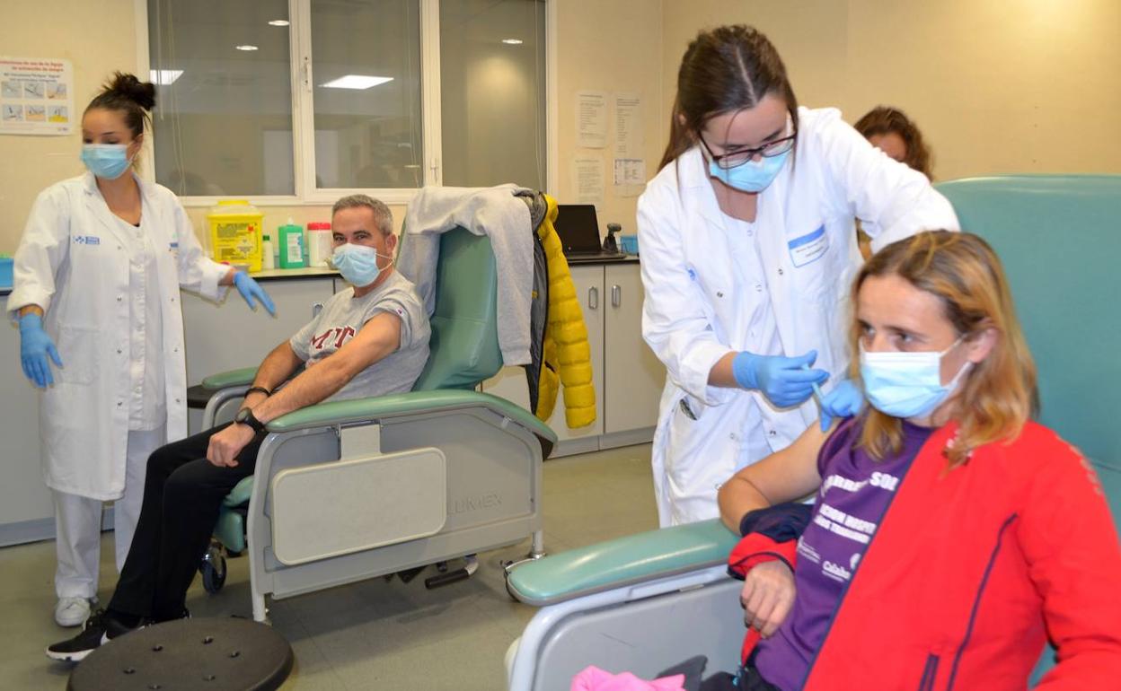 Vacunación en el centro de salud de Calahorra a dos calagurritanos a los que se les inyectó Janssen.