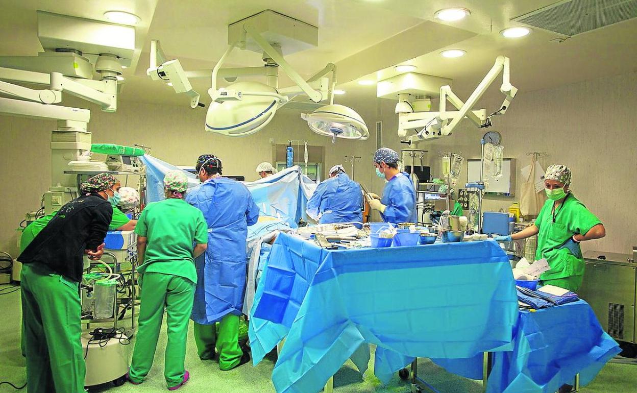 La pandemia dispara la cifra de pacientes a la espera de entrar en el quirófano