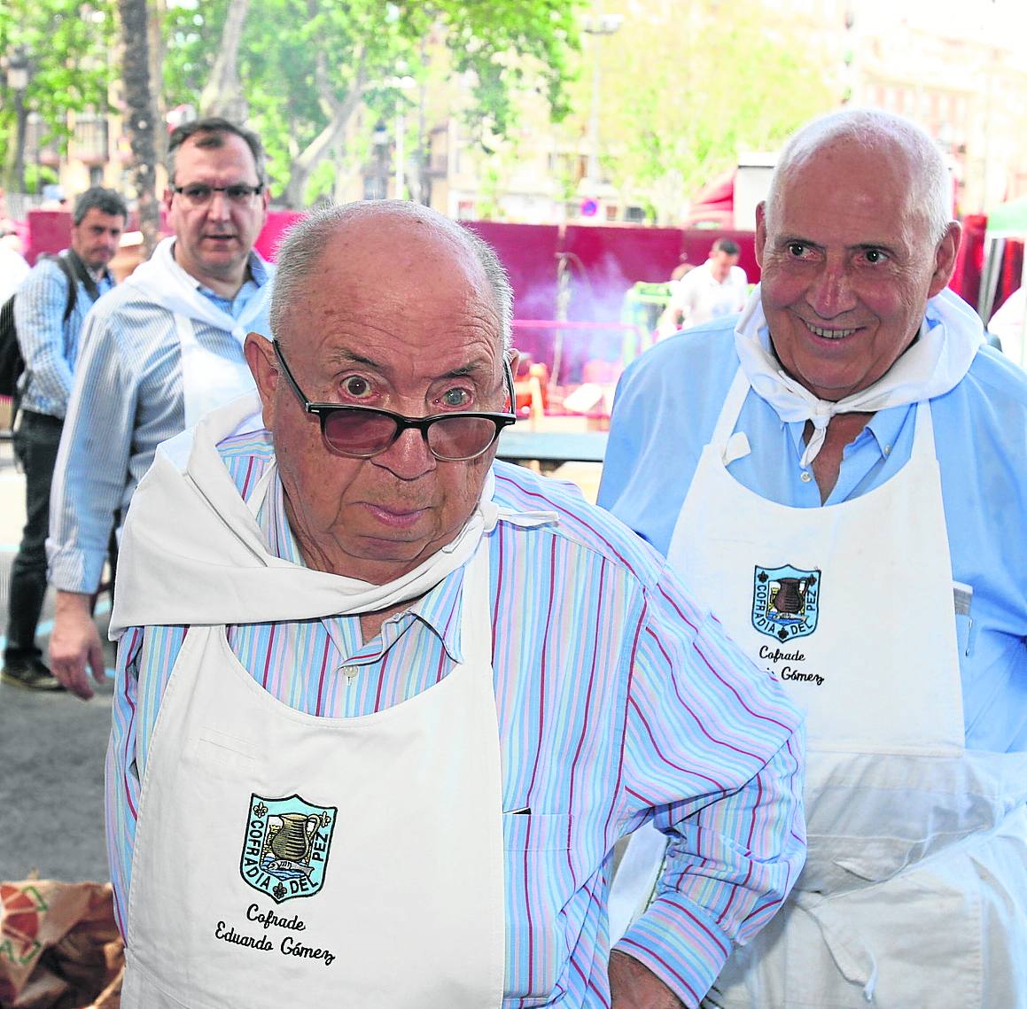 Eduardo Gómez y su hermano 'El Bomba', en el Reparto del Pez, pan y vino en las fiestas de San Bernabé de Logroño.