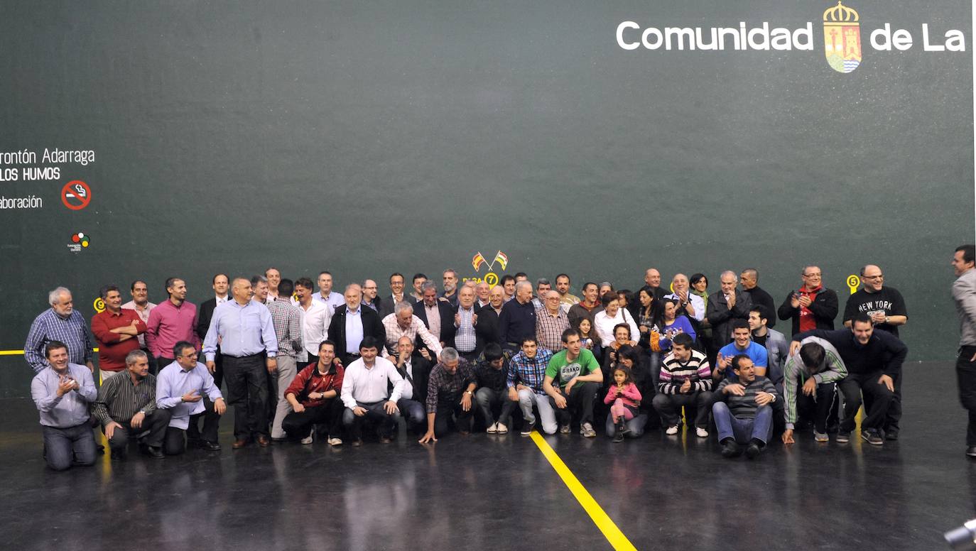 Foto de familia en el homenaje a sus ochenta años. 