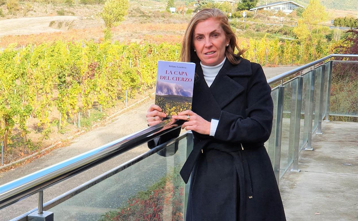 Adriana Laucirica, con su libro en la terraza de la bodega. 