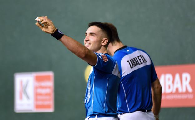 Víctor sonríe en el Adarraga, tras ganar un partido. 