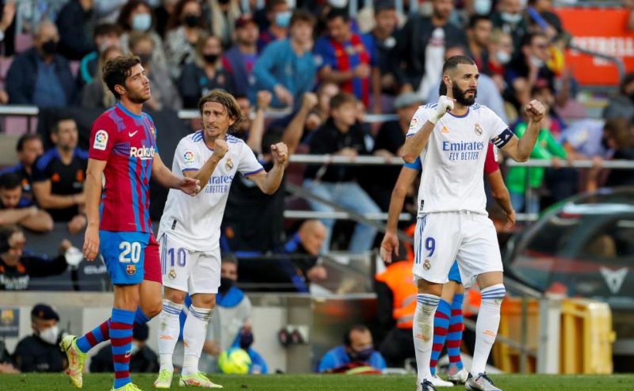 Benzema celebra un gol durante el clásico de la primera vuelta de la Liga en el Camp Nou. 