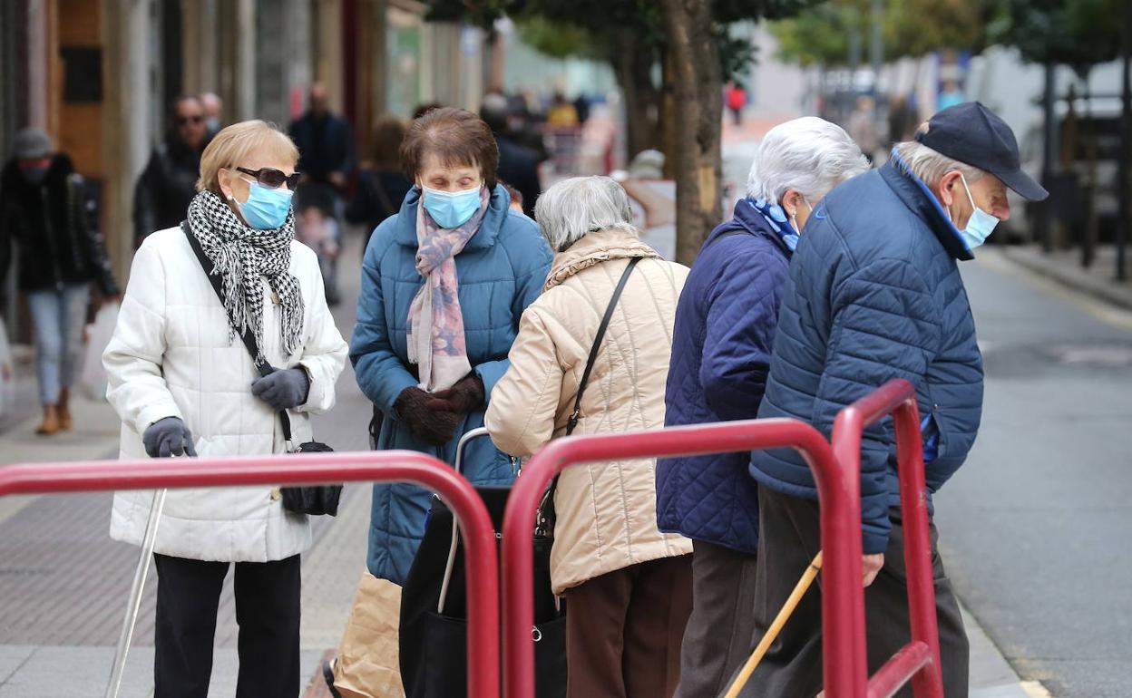 Personas mayores con mascarilla, en Logroño. 