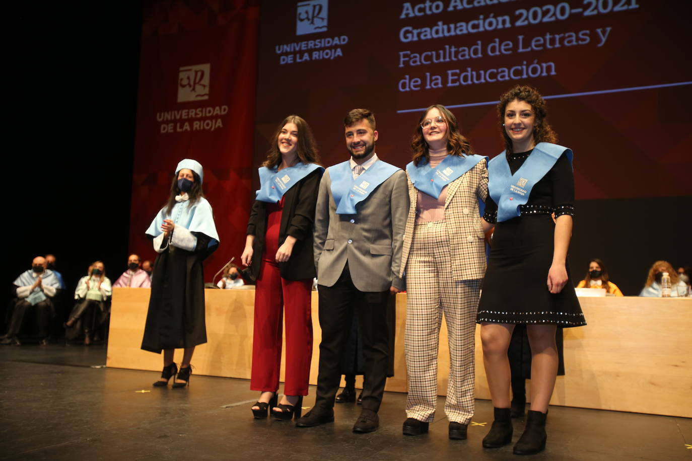 Alumnos de la Universidad de La Rioja de la tercera entrega de diplomas de los cinco grados de la Facultad de Letras y de la Educación