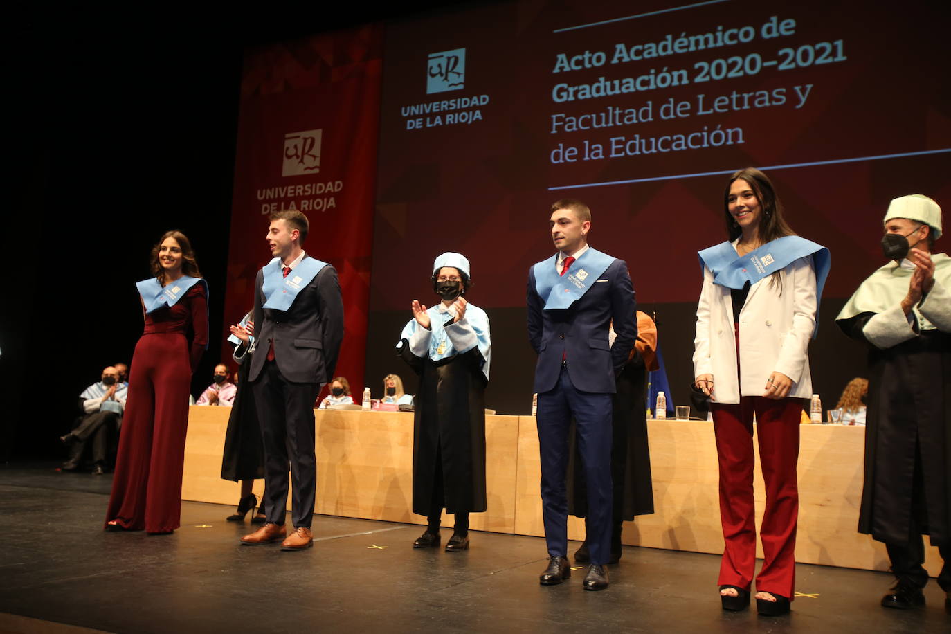 Alumnos de la Universidad de La Rioja de la tercera entrega de diplomas de los cinco grados de la Facultad de Letras y de la Educación