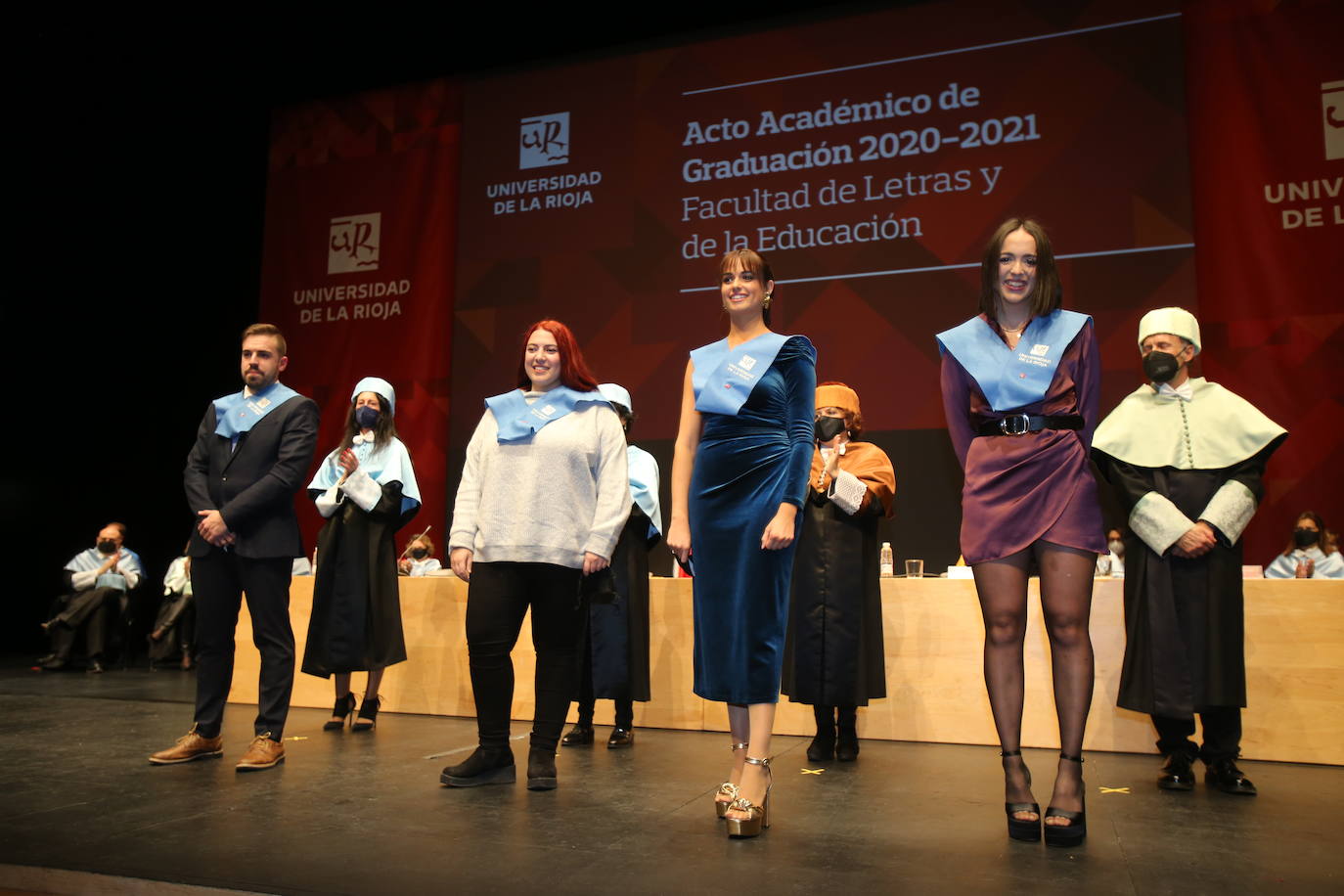 Alumnos de la Universidad de La Rioja de la tercera entrega de diplomas de los cinco grados de la Facultad de Letras y de la Educación