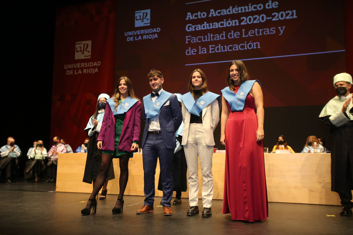 Alumnos de la Universidad de La Rioja de la tercera entrega de diplomas de los cinco grados de la Facultad de Letras y de la Educación