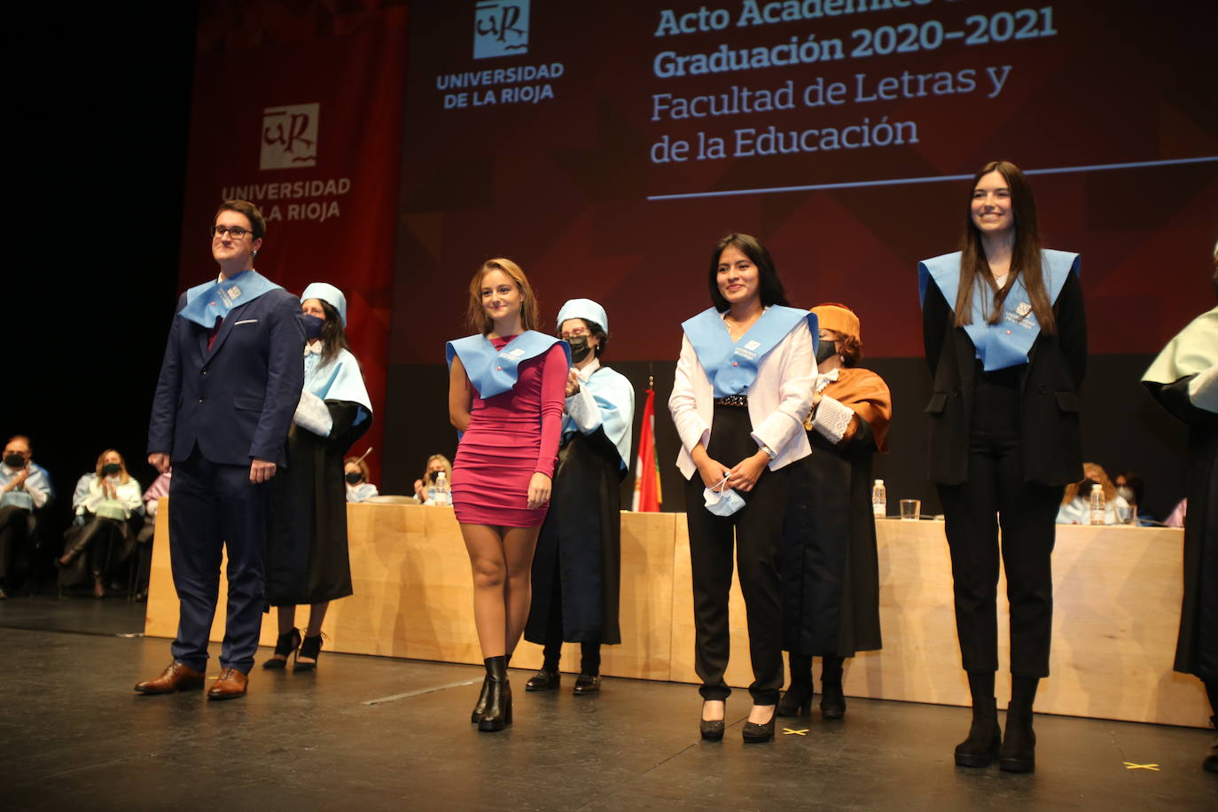 Alumnos de la Universidad de La Rioja de la tercera entrega de diplomas de los cinco grados de la Facultad de Letras y de la Educación