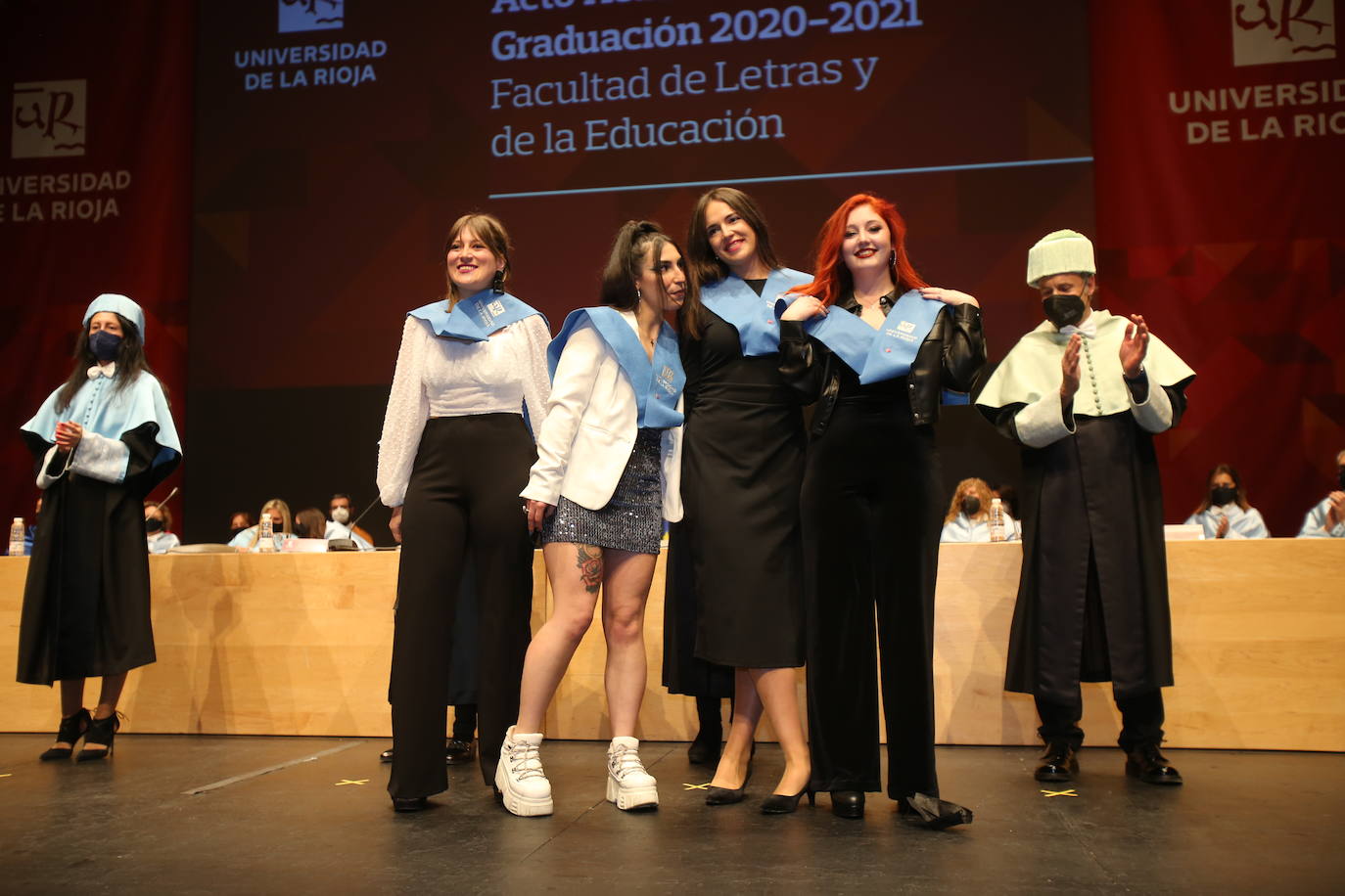 Alumnos de la Universidad de La Rioja de la tercera entrega de diplomas de los cinco grados de la Facultad de Letras y de la Educación