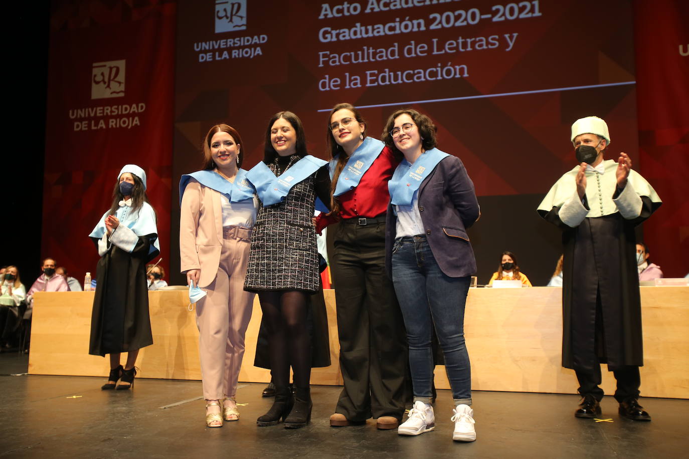 Alumnos de la Universidad de La Rioja de la tercera entrega de diplomas de los cinco grados de la Facultad de Letras y de la Educación