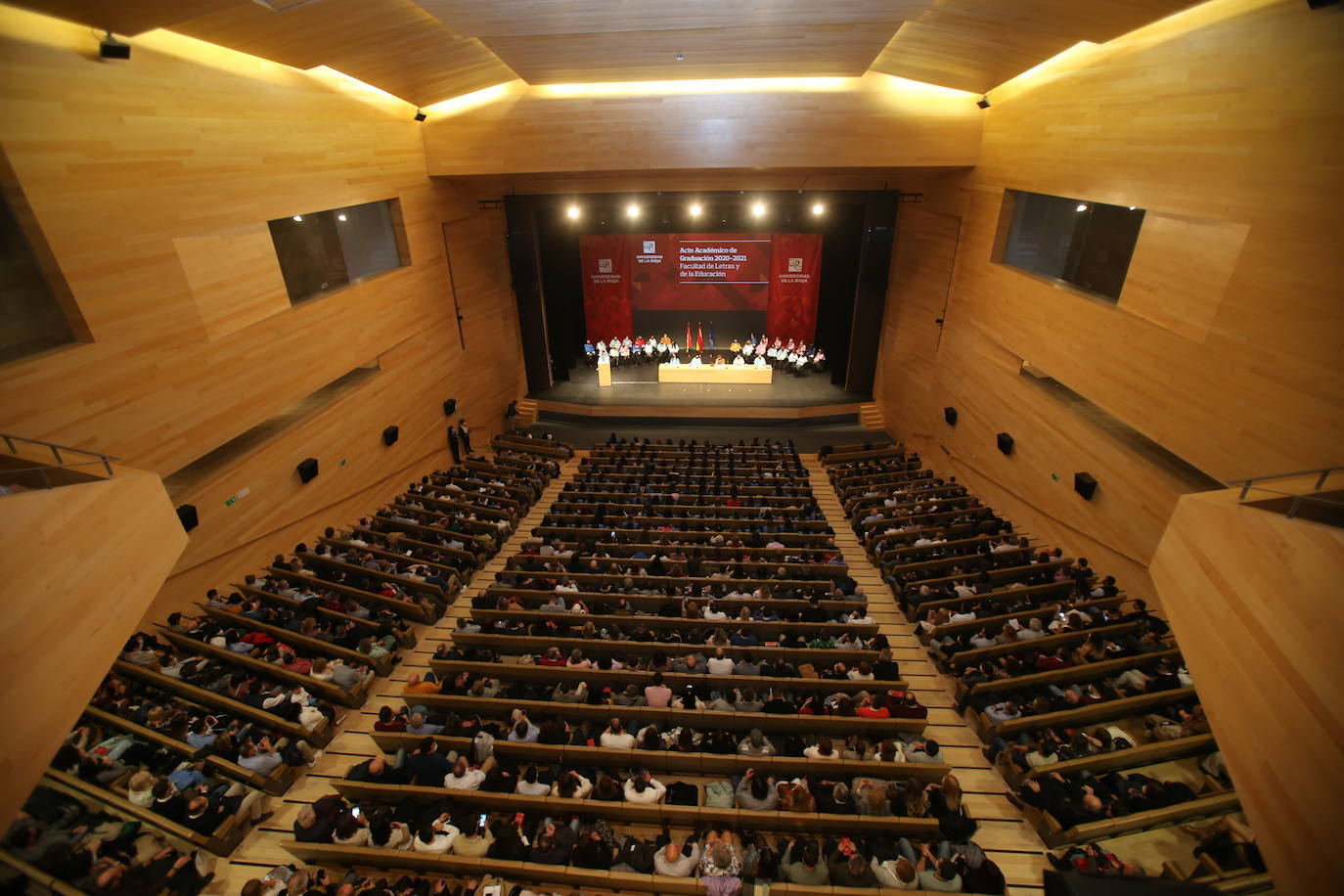 Alumnos de la Universidad de La Rioja de la tercera entrega de diplomas de los cinco grados de la Facultad de Letras y de la Educación