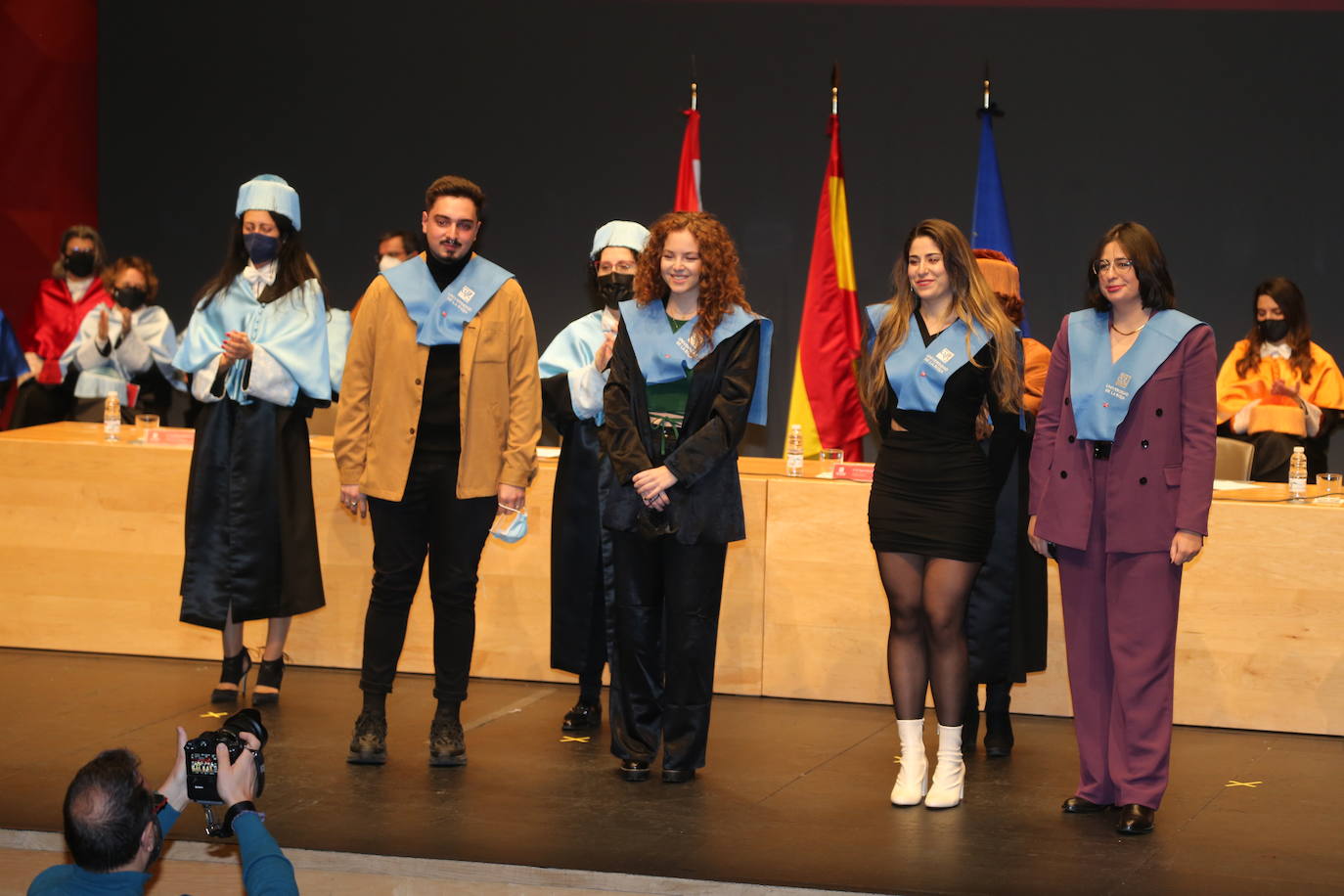 Alumnos de la Universidad de La Rioja de la tercera entrega de diplomas de los cinco grados de la Facultad de Letras y de la Educación