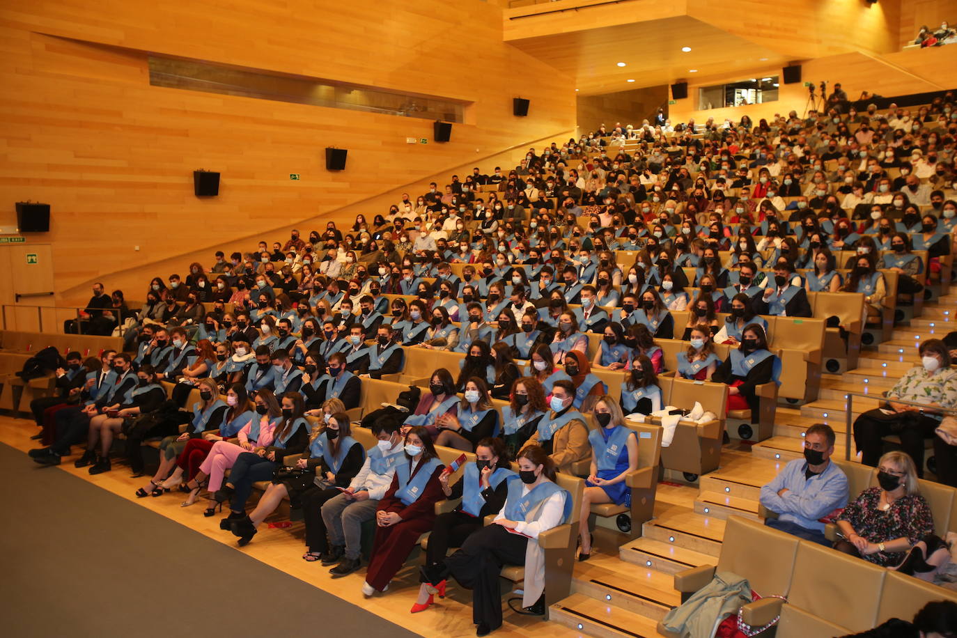 Alumnos de la Universidad de La Rioja de la tercera entrega de diplomas de los cinco grados de la Facultad de Letras y de la Educación