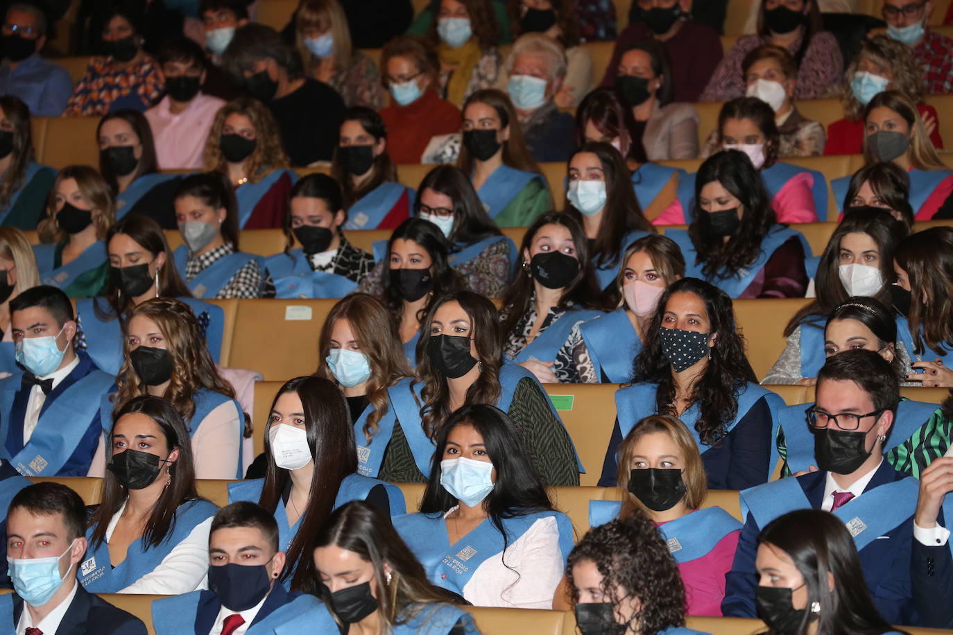 Alumnos de la Universidad de La Rioja de la tercera entrega de diplomas de los cinco grados de la Facultad de Letras y de la Educación