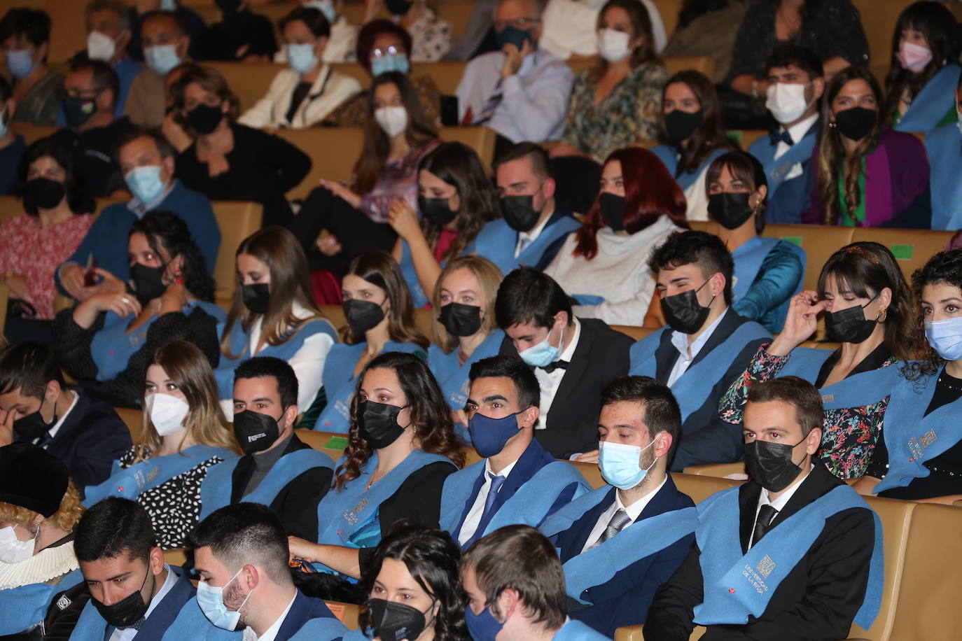 Alumnos de la Universidad de La Rioja de la tercera entrega de diplomas de los cinco grados de la Facultad de Letras y de la Educación