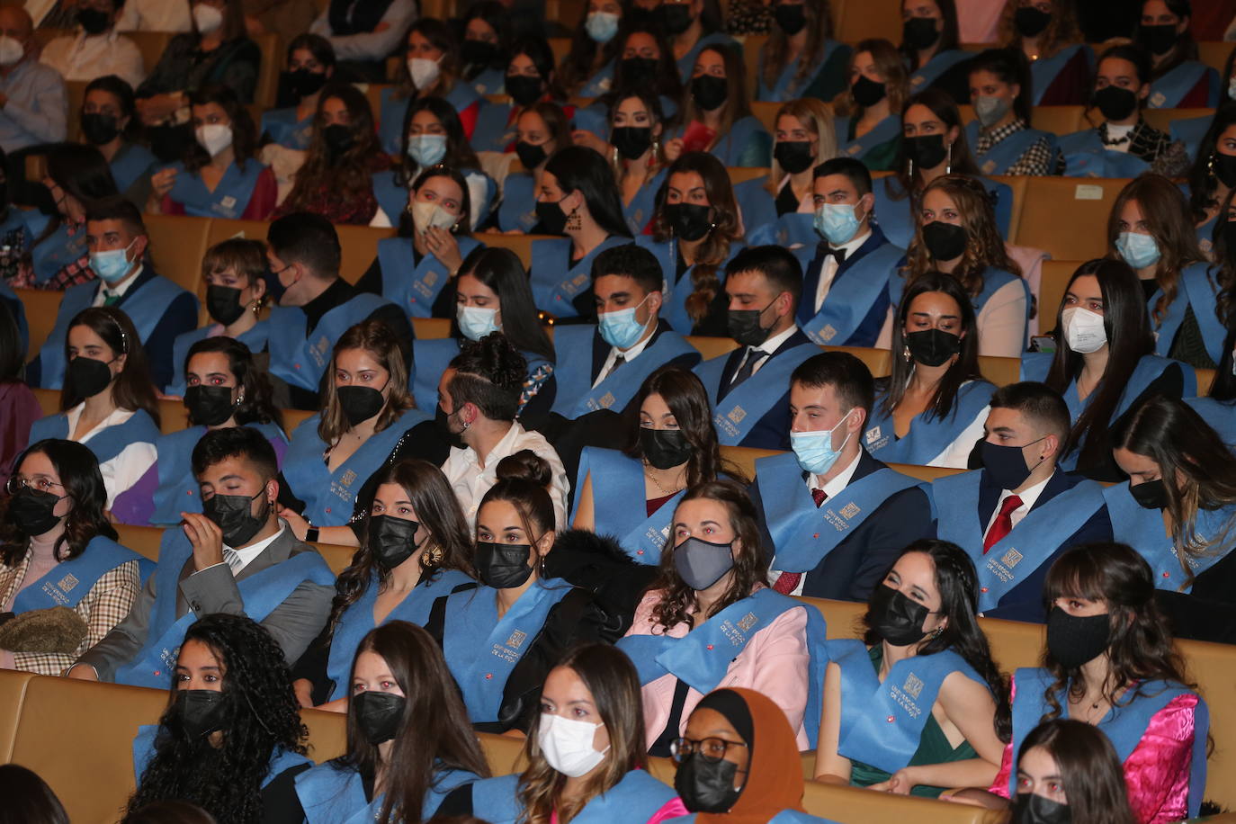 Alumnos de la Universidad de La Rioja de la tercera entrega de diplomas de los cinco grados de la Facultad de Letras y de la Educación