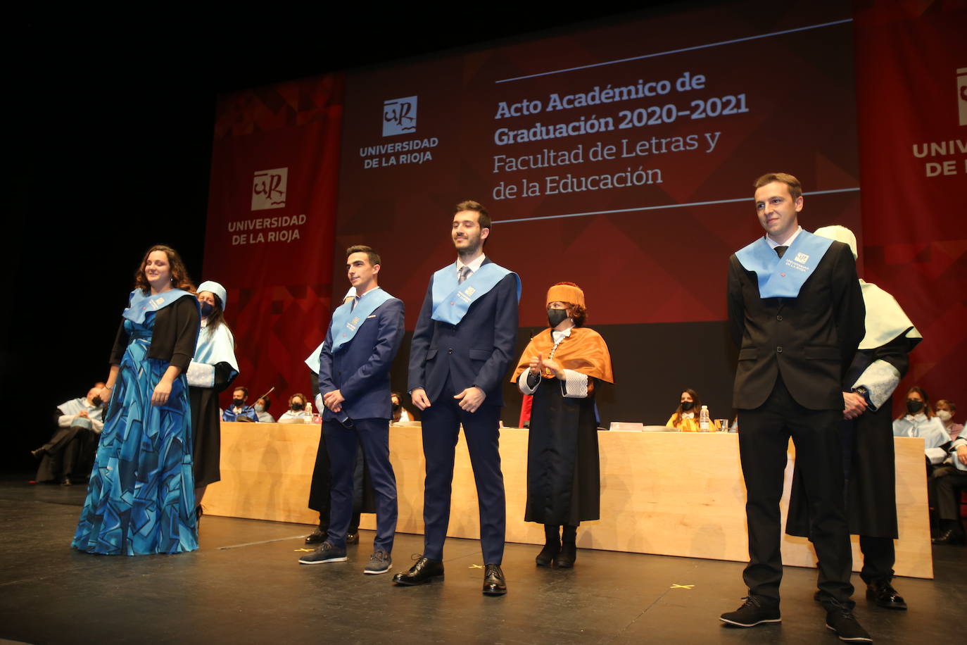 Alumnos de la Universidad de La Rioja de la tercera entrega de diplomas de los cinco grados de la Facultad de Letras y de la Educación