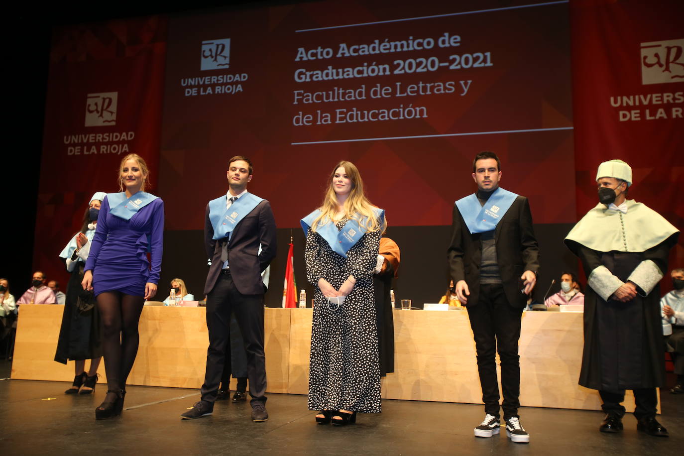 Alumnos de la Universidad de La Rioja de la tercera entrega de diplomas de los cinco grados de la Facultad de Letras y de la Educación