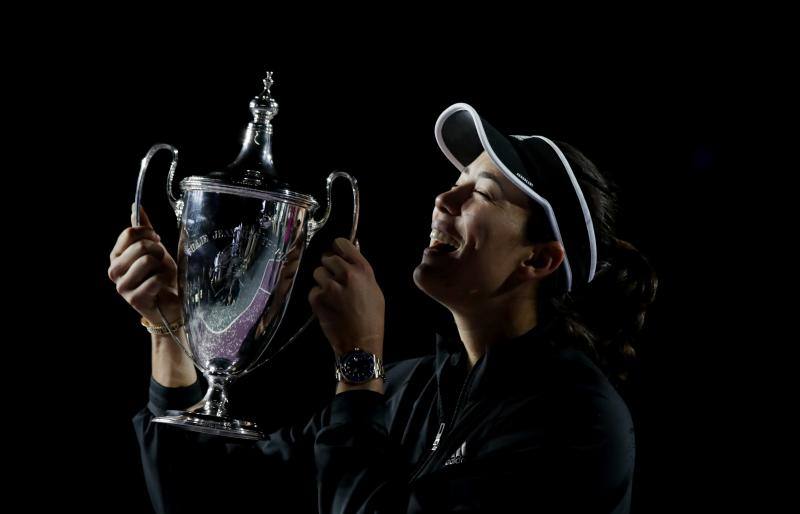 Garbiñe Muguruza celebra el triunfo de maestra. 