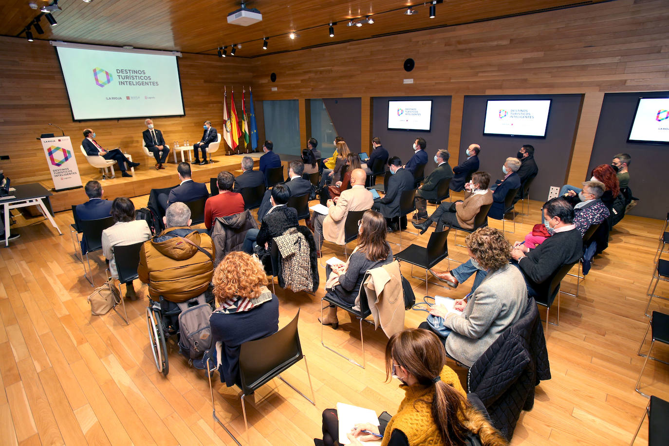 Jornada 'Destinos turísticos inteligentes', organizado por SEGITTUR (Sociedad Estatal de la Innovación y las Tecnologías Turísticas) y Diario La Rioja y con el patrocinio del Ayuntamiento de Logroño, que se ha desarrollado en el Espacio Lagares.