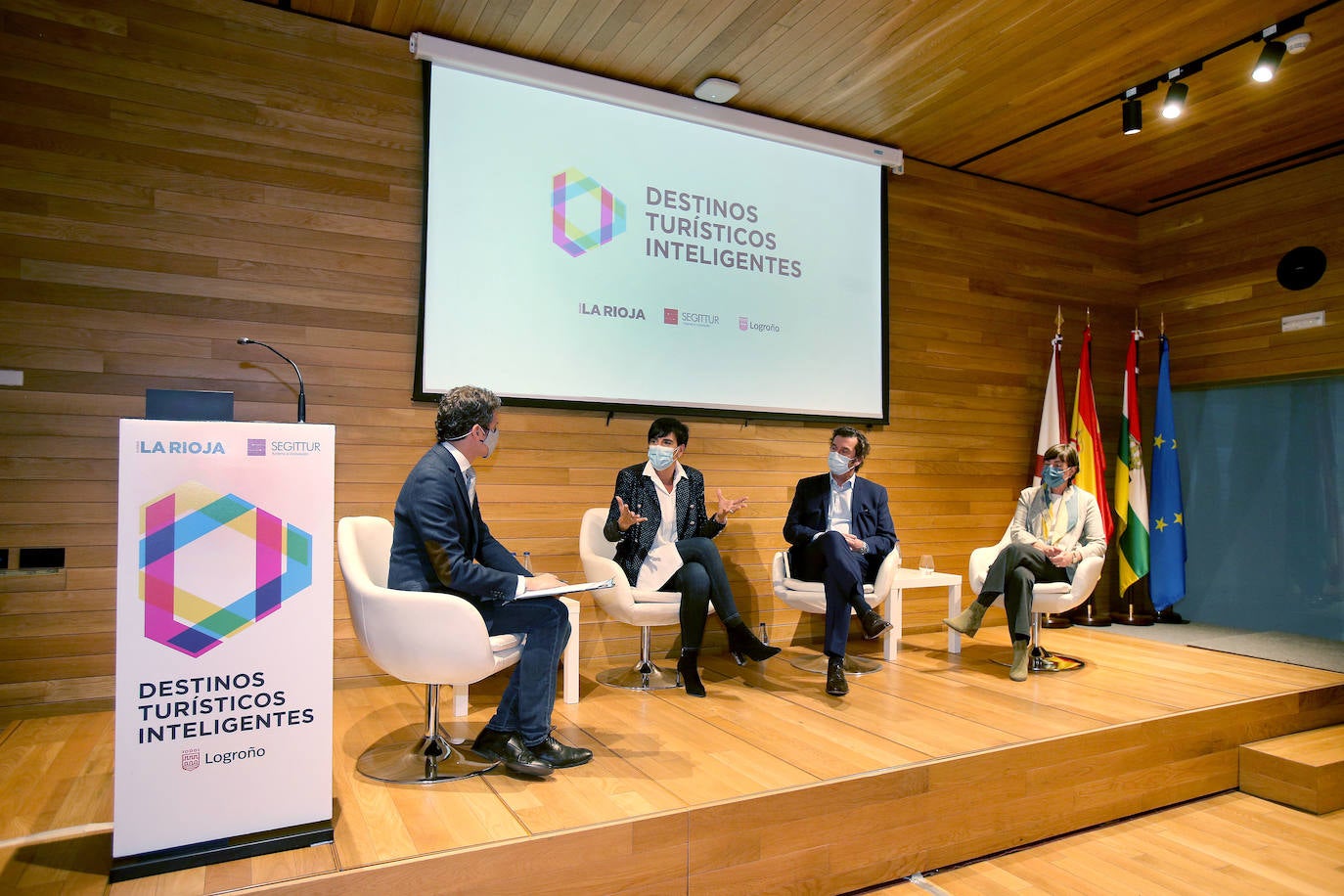 Jornada 'Destinos turísticos inteligentes', organizado por SEGITTUR (Sociedad Estatal de la Innovación y las Tecnologías Turísticas) y Diario La Rioja y con el patrocinio del Ayuntamiento de Logroño, que se ha desarrollado en el Espacio Lagares.