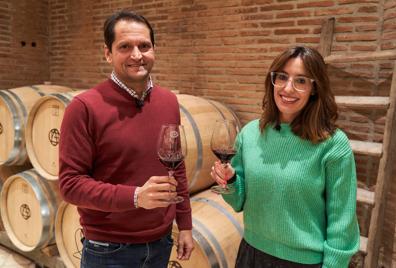 Imagen secundaria 1 - Varios momentos de la grabación de la viodecata en Bodegas Atanza